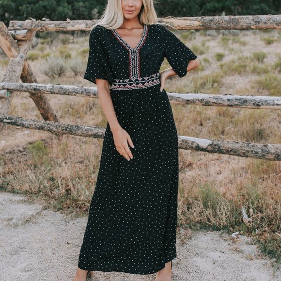 Elegant Black Maxi Dress with Embroidered Details - Picture 1 of 9